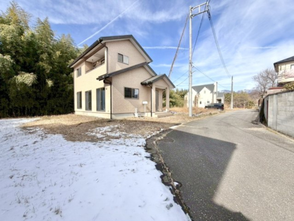■外観｜道路幅にゆとりがあることで駐車もしやすく、来客時や複数台利用の際にもストレスを感じにくいのが魅力の一つです♪