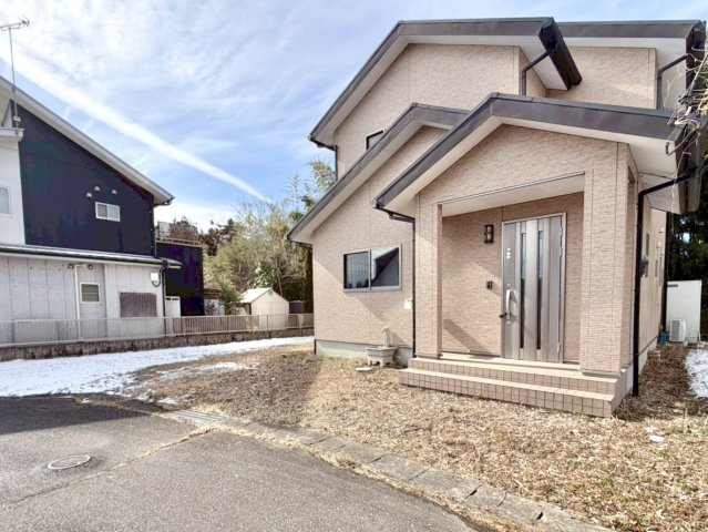 ■外観｜庭付き一戸建てならお子様やペットが走り回っても大丈夫！伸び伸びと遊び、過ごすことができます。住宅街の中でも圧迫感が少なく、のびのびとした暮らしが叶う立地となっています♪