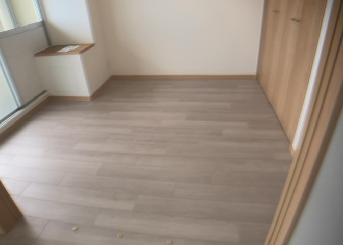 寝室でゆっくりと過ごすためにはベッド周りの適度な空間を担保することや窓の位置、照明の明るさ、寝室の広さなどを考える必要があります。自身や家族の構成とライフスタイルに併せて寝室にする部屋を選びましょう！