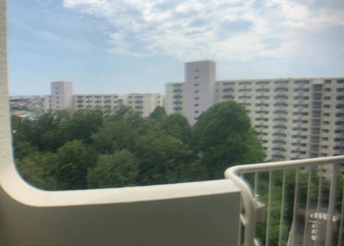 眺望の良さを楽しめるダイニングキッチンで家族団らんの時間を過ごしてはいかがでしょうか。バルコニーから見える景色を家族で眺める時間は、時間が経つのを忘れてしまいそうですね。是非、現地を見に行きましょう！