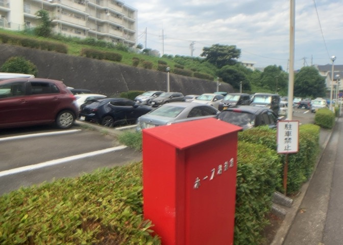 車一台あたりに必要なスペースは、標準サイズの普通自動車で横幅2m50cm、長さ5mは必要になります。ただし、乗降のことも考慮して横幅3m30cm、長さ5m50cmほどは確保できるところを選びましょう。