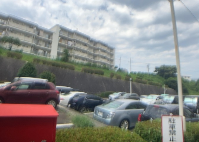 駐車場と明記されていても、最小スペースでつくられた駐車場だと大型車は駐車できなかったり、出入りしにくくなったりする可能性があります。お車のサイズと購入したい物件の駐車場のサイズを現地で確認しましょう。