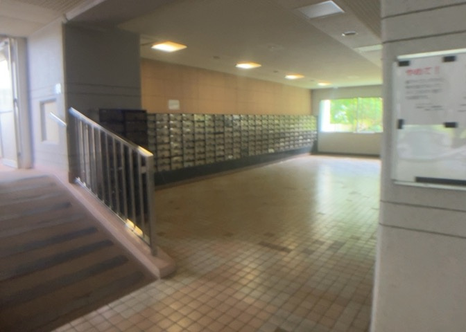 エントランス付近に設置されている集合ポストは、住んでいる部屋と離れているため、ポストをあさるなど誰かに何かされていても被害に気づきにくいです。入居する時には他人に特定されにくい番号で鍵をかけましょう！