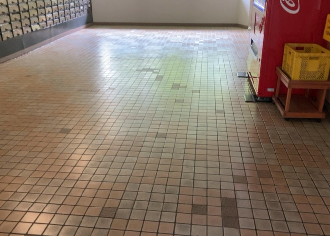 受付はマンションコンシェルジュがいる場合もあれば、管理人が滞在する小部屋を総称して呼ぶことがあります。主にエントランスに設置されていることから、防犯面でも期待ができます。防犯設備がない場合はより安心！