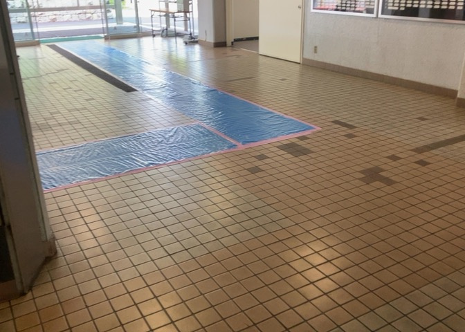 ロビーというと、エントランスと何がちがうの？と思いますよね。実はロビーとエントランスには明確な決まりはありません。物件によっては、エントランスを入って広がるある程度の広さのある空間がロビーとなります。