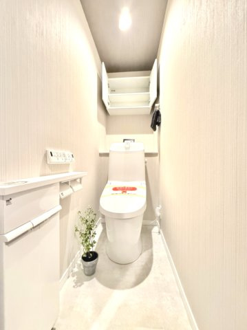 【トイレ】　トイレは温水洗浄便座付です。収納棚もあり、清潔に保ちやすい空間です。