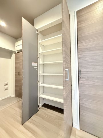 【廊下収納】　廊下収納があるので、掃除用具や季節家電をまとめてすっきりと収められます。
