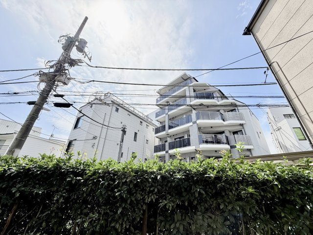 【眺望】　空が広がる眺めで、室内にやわらかな採光をもたらしてくれます。開放的な気分を味わえます。