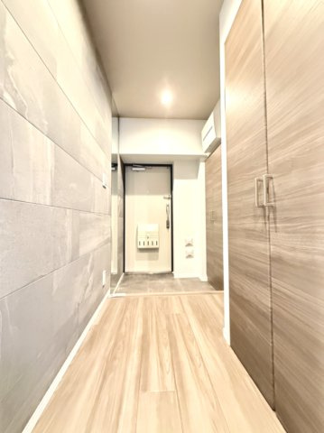 【玄関】　木目調の建具でまとめられた玄関は、明るく上品な第一印象を演出してくれます。