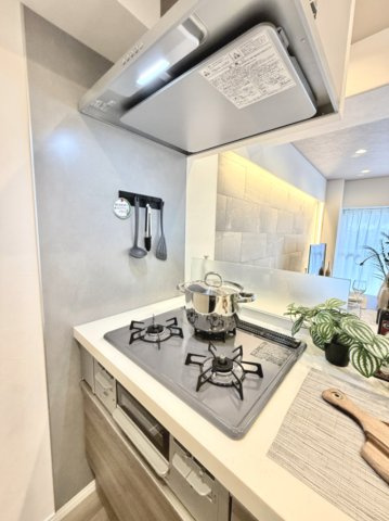 【3口コンロ】　3口コンロなので、複数の調理を同時進行でき、忙しい日の食事支度もスムーズです。マグネット対応のキッチンパネルで、収納アイテムを自由にレイアウトできます。