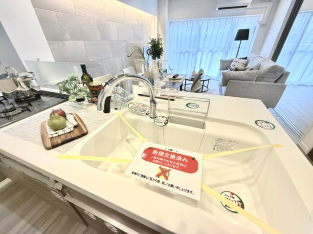 【シンク】　ハンズフリー浄水器内蔵自動水栓♪タッチレスで水が出るため、いつもの作業がスムーズになります。人造大理石のシンクは天板との継ぎ目がないためお手入れがラクラク♪