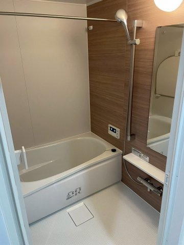 ゆったりとしたバスルーム　あったかい湯舟につかって1日の疲れを癒してください　明日も元気に過ごしましょう