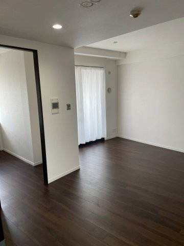 家族みんなが集まる場所、陽射しが差し込むリビングでくつろぐひと時は何物にもかえがたい特別な時間ですね