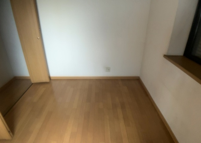 寝室でゆっくりと過ごすためにはベッド周りの適度な空間を担保することや窓の位置、照明の明るさ、寝室の広さなどを考える必要があります。自身や家族の構成とライフスタイルに併せて寝室にする部屋を選びましょう！
