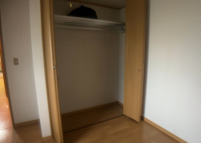 デザイン性を重視しすぎて収納が少なかった！なんてことにならないため、事前に現地で収納の数を確認しておくことをお勧めします。クローゼット以外にも床下収納や屋根裏収納、パントリーなどもチェックしましょう。