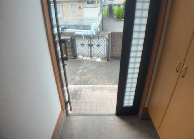 玄関は家の顔でもあり、家族以外の目にも止まる場所です。玄関は外との間を仕切る扉、靴などをしまっておく収納スペース、靴脱ぎのたたきスペース、来客とのやり取りをするドアホンなど複数のアイテムからなります。