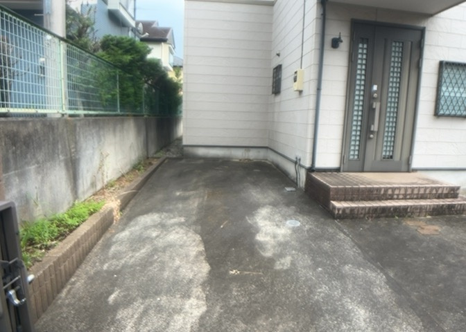 駐車場と明記されていても、最小スペースでつくられた駐車場だと大型車は駐車できなかったり、出入りしにくくなったりする可能性があります。お車のサイズと購入したい物件の駐車場のサイズを現地で確認しましょう。