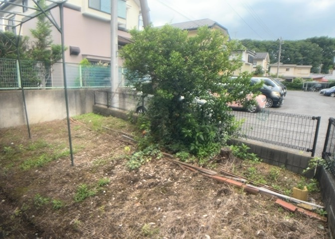 庭があることでガーデニングや家庭菜園はもちろん、こどもの遊び場やペットを放して遊ぶことができます。また、家の周囲に余裕があるということです。隣地との間があれば、十分な日当たりと、風通しが確保できます。