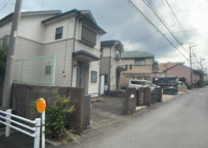 住宅用の土地では前面道路に2m以上接していなければならないと法律で定められています。しかし、お持ちの車のサイズやライフスタイルなどにより、2mでは利便が悪い場合もございますので、事前に確認しましょう。