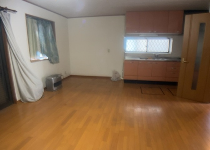L型アイランドタイプは、キッチンからダイニングにもリビングにも目が行き届くので、とても使いやすい配置です。L字型独立タイプは、キッチンを独立させてるためLDKというよりもLDといった様なイメージです。