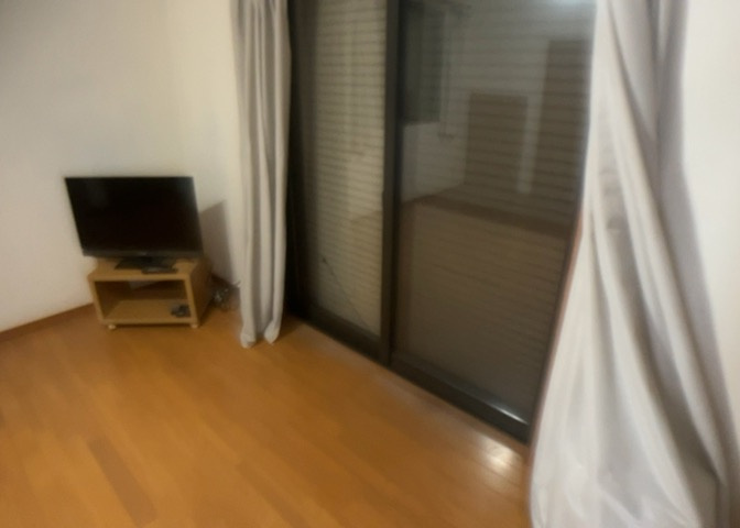 サッシは、ガラス窓に使用される金属製の窓枠です。一般的に住宅建築では、金属製建具工事の段階でガラス類・玄関などと同時に設置されます。種類や構造により断熱性能や遮音性能が異なるので現地でご確認ください。