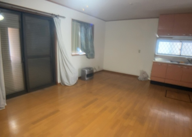 直線タイプはLとDKを一直線に並べた形で対面キッチンのタイプです。一般的なのでよく見かけるかもしれません。直線タイプに似た直接アイランドタイプは、キッチンとダイニングの間に壁がない分広く感じられます。