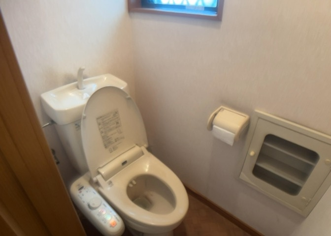 トイレは大きさや形、機能、抗菌性などが異なる多種多彩なタイプが各メーカーから出ています。それぞれに良さがあるため、事前にどういったタイプのトイレがいいのかをご家庭内で決めて、内見に行くといいでしょう。