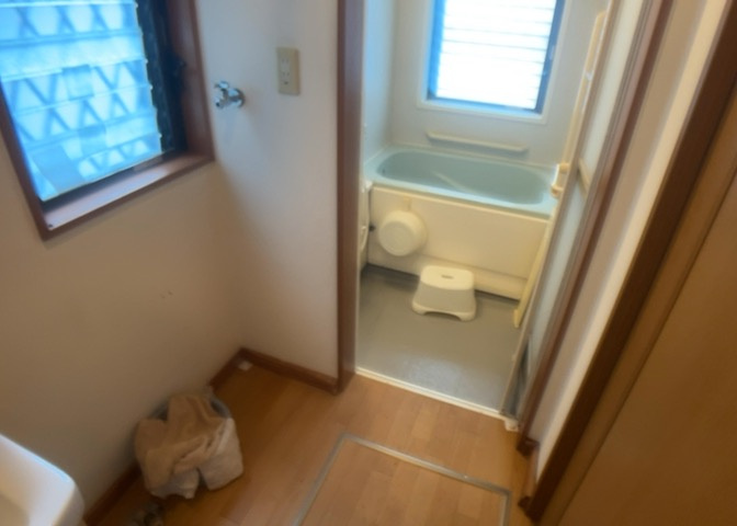 多くの戸建て住宅で見かける洗面脱衣所は、洗面台と洗濯機が2畳ほどのスペースに並べられていて、洗面所が脱衣所を兼ね備えている間取りが一般的です。お客様が利用することもある、パブリックな空間でもあります。