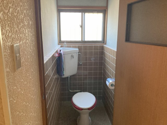 窓付きで自然光が入り、明るく換気もしやすいトイレ空間。独立性の高い配置のため、居室からの視線を気にせず来客時にも安心して使えます。コンパクトながら清潔感があり、日常使いを考えた使いやすい設計です。
