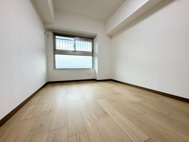 洋室約4.8帖はクローゼット付きで、書斎や子供部屋としても検討しやすい一室です
