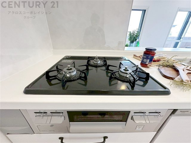 多数の調理器具を同時に使用でき、料理の効率化が可能。省エネで節約になり、様々な料理スタイルに適応できます。また、火力調整が独立しており、手入れや掃除もしやすく、今よりもっとお料理が楽しくなるかも。　