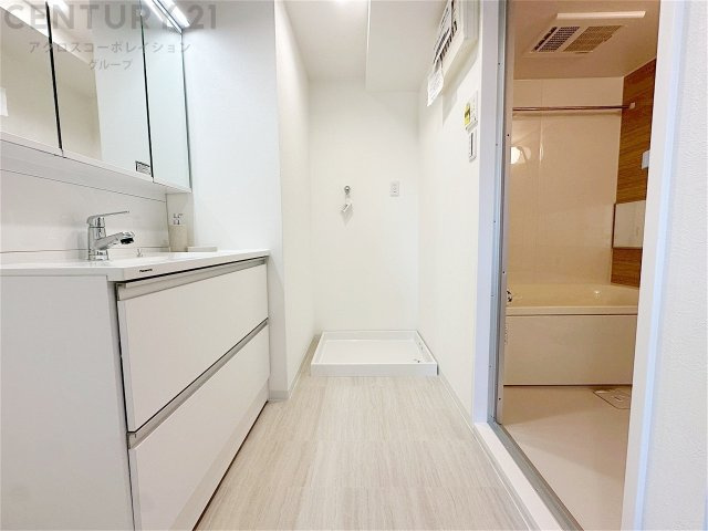 洗濯物の仕分け作業がしやすく、整理整頓が容易になります。洗濯音や湿気を他の部屋に持ち込まず、生活環境を快適に保ちます。上部を活用すれば収納スペースを確保でき洗剤や洗濯用品の整理もしやすくなります。　