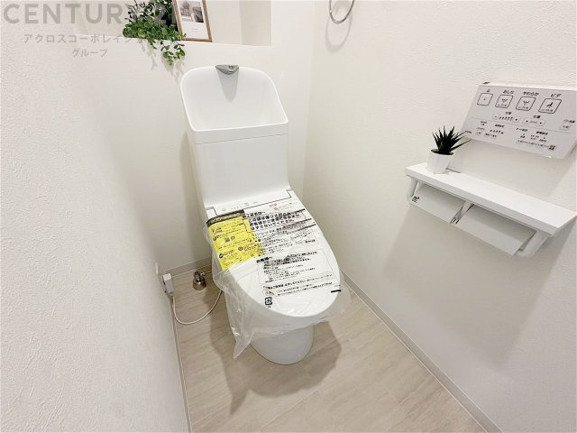 温水洗浄便座付トイレは温水洗浄機能により、暖かい水でおしりを洗浄することができ、冷たい水を使う従来の便座に比べ、温水洗浄機能で暖かいトイレを提供し、快適な使用を可能にします。　