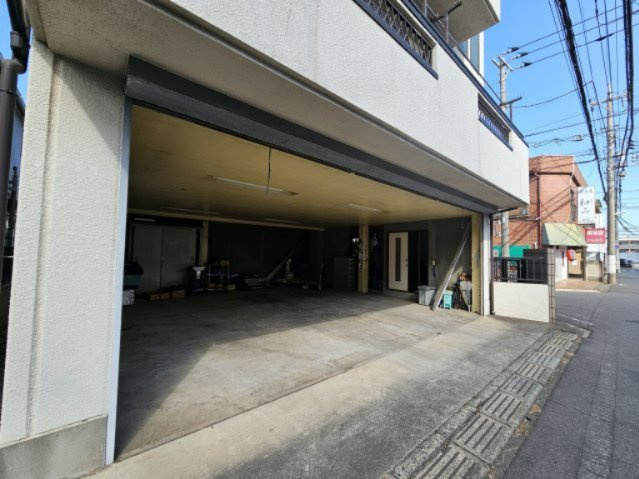 前面道路も広く車通りも多くないので、車庫入れのストレスもありません