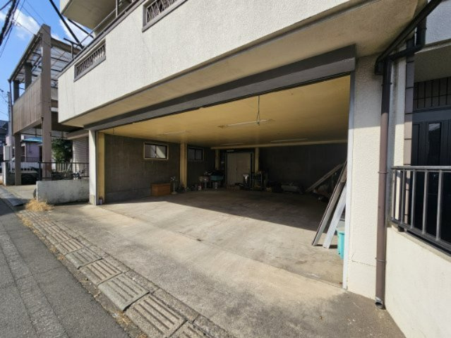 ガレージ付きなので、大切な愛車を盗難や雨風から守ります