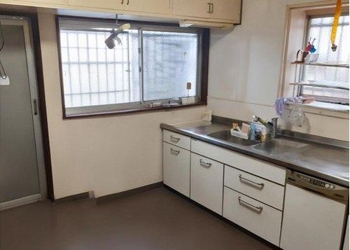 収納が沢山広々キッチン！窓が2面にあるので換気もバッチリできます！(視認性を高めるために備品類を削除する加工を行っています)