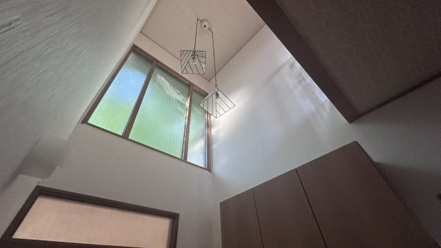 吹き抜けから日が差し込み明るい玄関です。