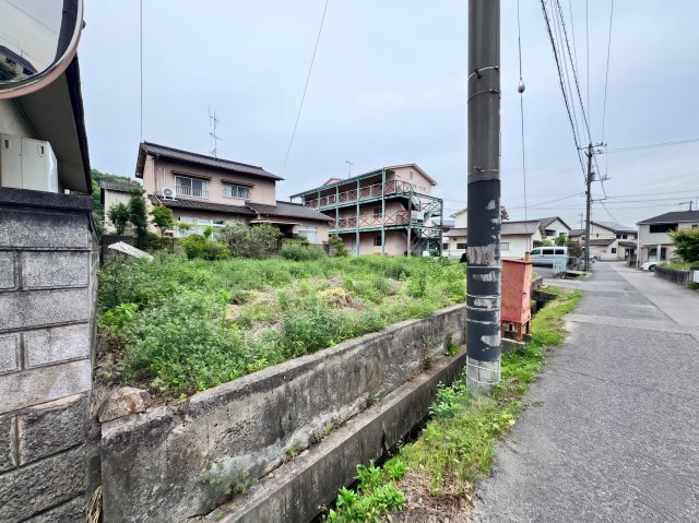現地前面には開放感があり、周囲の建物との距離感も確認しやすい立地。閑静な住宅街に位置しているため、静かな住環境で暮らしたい方にもおすすめ。周辺には生活利便施設が揃っており、毎日の生活にも便利な環境。