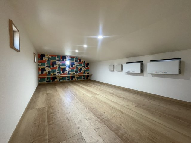 小屋裏収納スペースを確保しており、季節物や大型荷物の収納にも便利です。室内感覚で使える空間のため、趣味用品や思い出の品の保管場所としても活躍。収納力が高く、普段使わない荷物をまとめて整理できます。