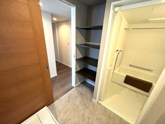 洗面所には収納棚がありスッキリと片付きます！※小物はディスプレイ用になります。