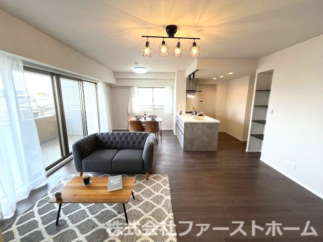 開放的で広々としたLDK16帖！　※家具・小物等はディスプレイ用になります。　