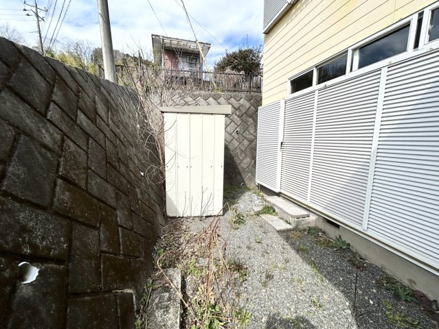 庭があることでガーデニングや家庭菜園はもちろん、こどもの遊び場やペットを放して遊ぶことができます。また、家の周囲に余裕があるということです。隣地との間があれば、十分な日当たりと、風通しが確保できます。