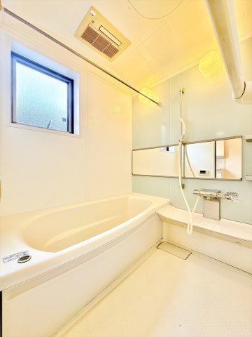 一日の疲れを癒す、落ち着いた雰囲気のバスルーム。　