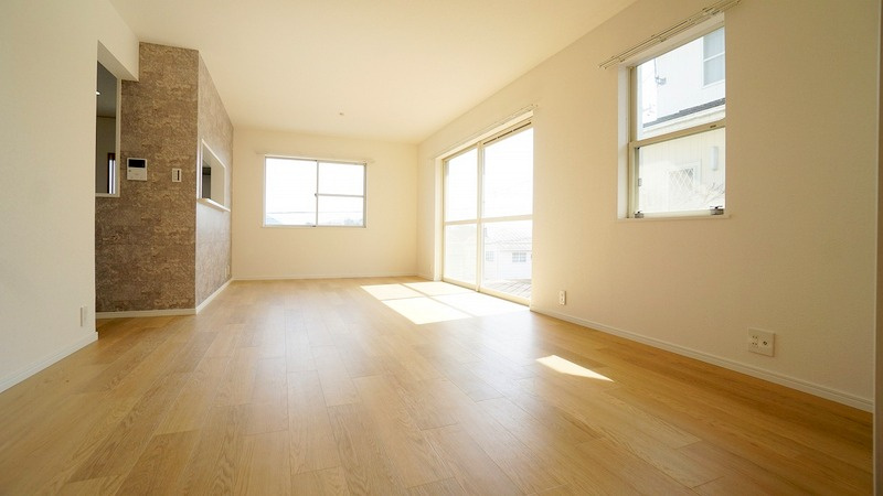 16帖ＬＤＫ　陽ざしが明るいひろびろ空間　ウッドデッキテラス、6帖和室つなかり