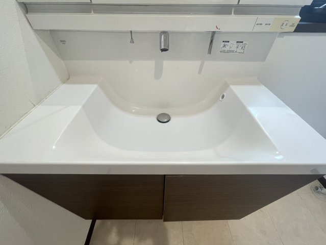 三面鏡付きで身だしなみチェックがしやすく、収納力も備えた使い勝手の良い独立洗面台です。シャワー水栓でお掃除や洗髪もスムーズ。窓から自然光が入る明るい空間で、毎日の支度が快適な洗面スペースです。