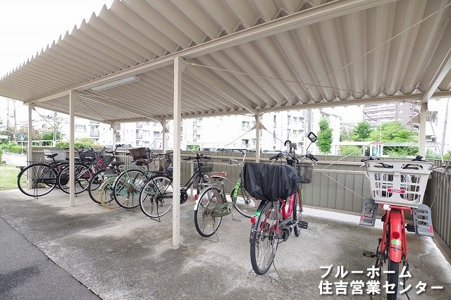 屋根付きの駐輪場です！