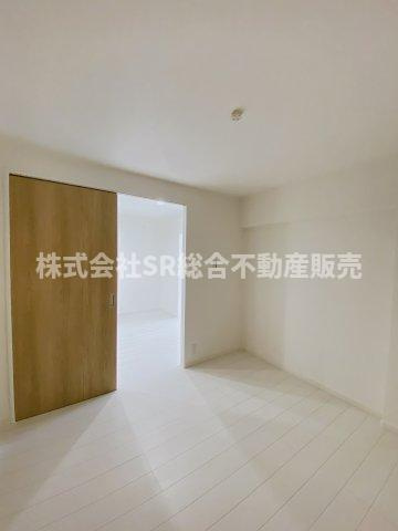 落ち着いて過ごせるお部屋なので、寝室にいかがでしょうか