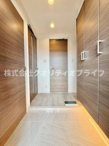 シューズボックス下の間接照明があたたかさを作り出してます