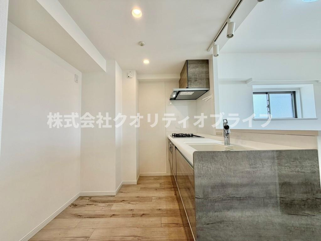 キッチンの後ろにもスペースがしっかりあり、使い勝手がよさそうです