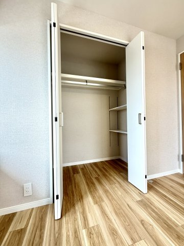 【洋室約6.3帖　収納】　全ての居室に収納と窓を備えており、過ごしやすい空間となっています。